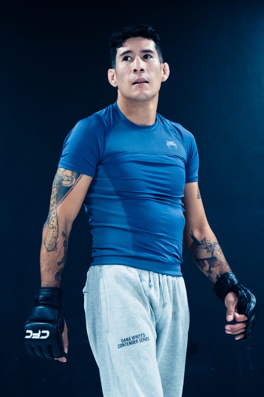 Eduardo «Cyborg» Torres en el gimnasio, con guantes de MMA